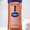 Vaseline Glazed & Glisten Sunlit Glow Body Gel Oil Vanilla Cocoa Shimmer (6.8 Oz)