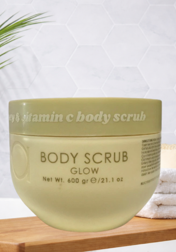 Manuka Honey & Vitamin C Body Scrub gently exfoliates and nourishes the skin, helping to remove dead skin cells while improving radiance and leaving your skin smooth, soft, and refreshed.